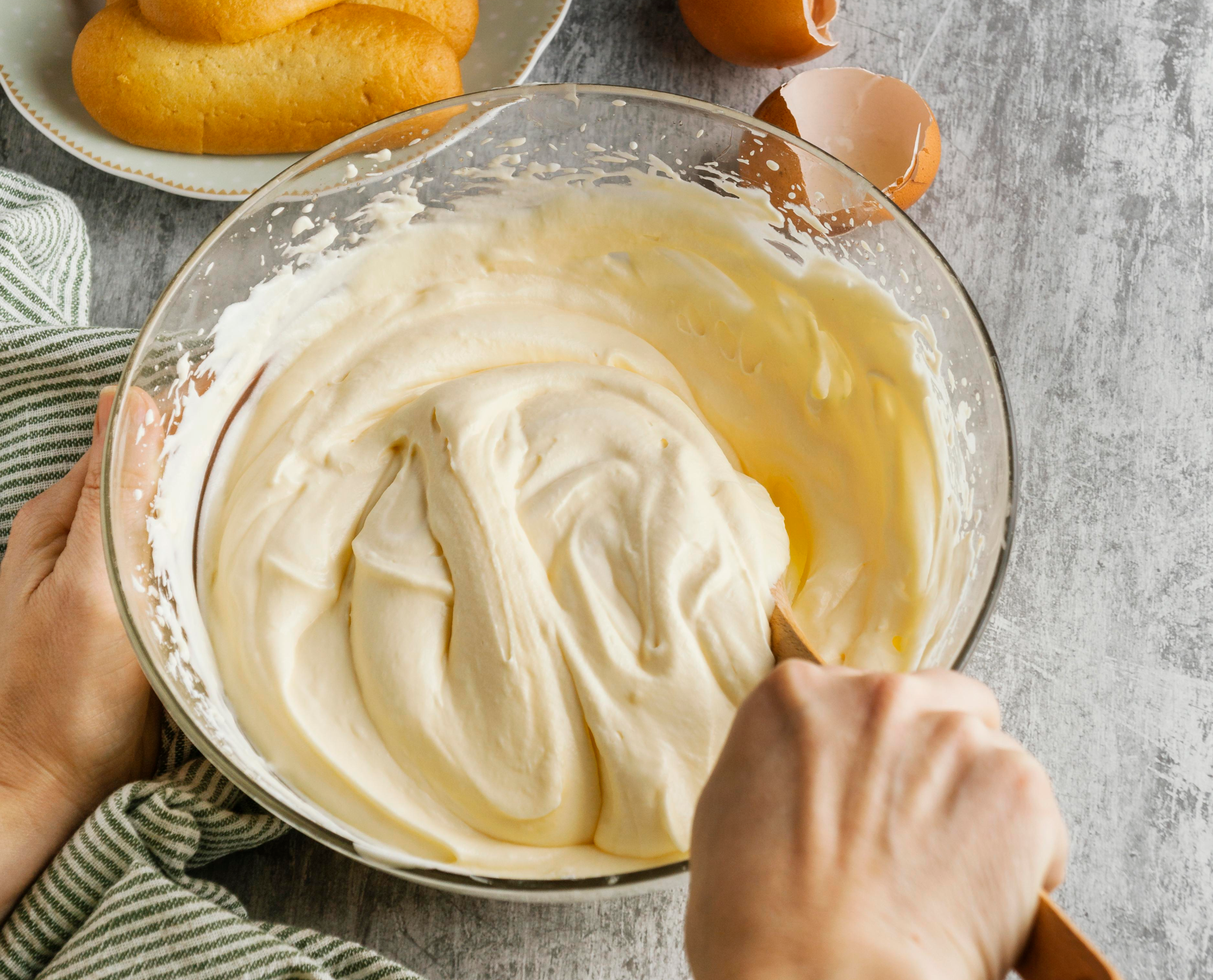 Mãos preparando buttercream perfeito
